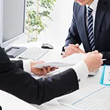 請求書や会計資料を準備する様子