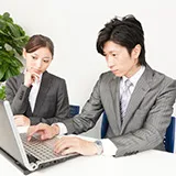 会計資料を確認し分析する様子